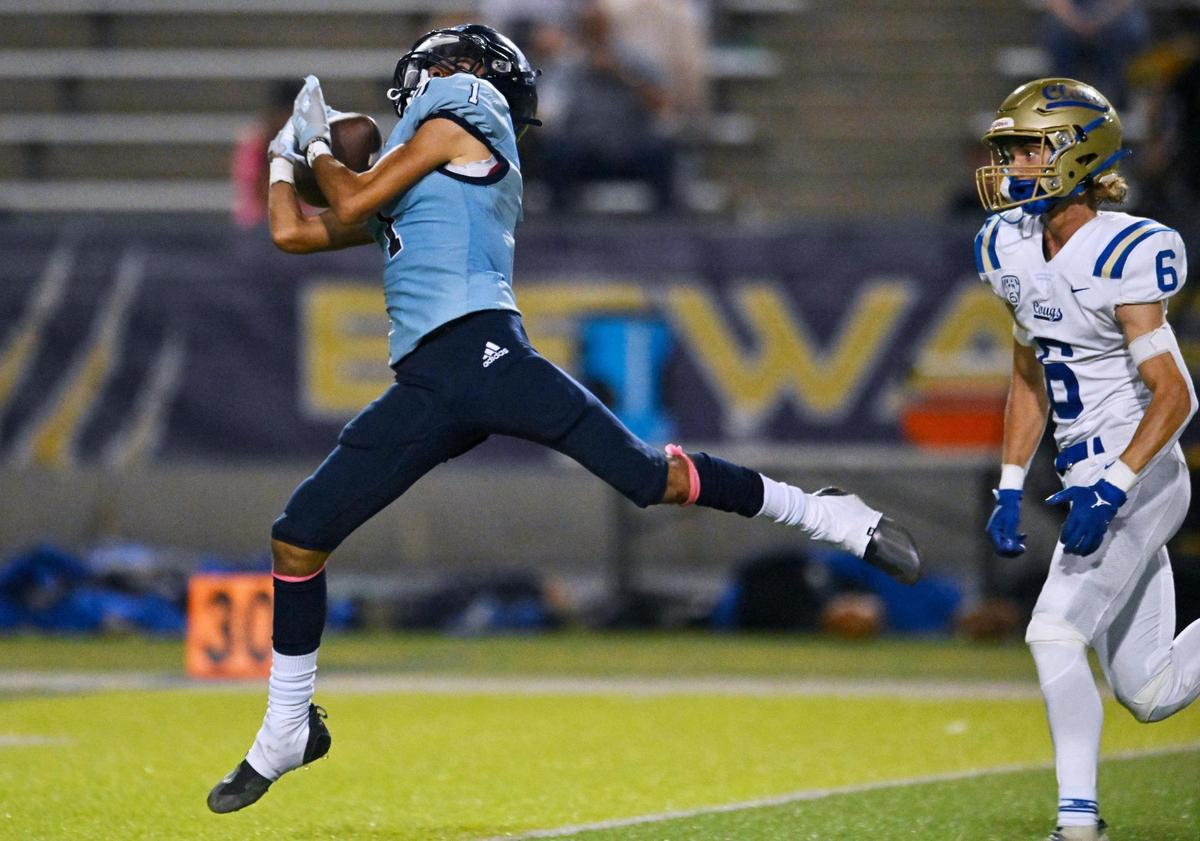Bullard’s Israel Castaneda, left, reaches out for the catch with Clovis High’s Tyler Cheney to the right, Friday, Sept. 15, 2023 in Fresno.