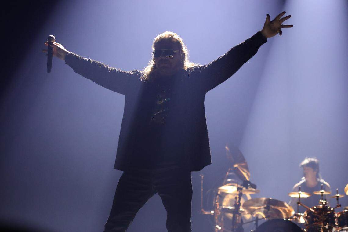 Maná's lead singer and guitarist, Fher Olvera, during his "Vivir sin Aire" tour at the Save Mart Center on Friday, November 28, 2025 in Fresno. | El vocalista y guitarrista de Maná, Fher Olvera, durante su gira “Vivir sin Aire” en el Save Mart Center el viernes 28 de noviembre del 2025 en Fresno.