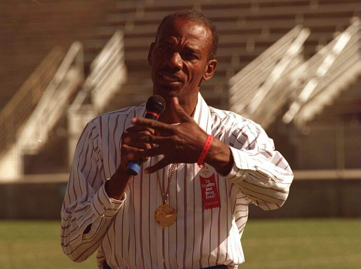 Fresno Olympian Maxie Parks speaks to students in this 1996 photo. He said he would be honored to be a torchbearer in 2028.
