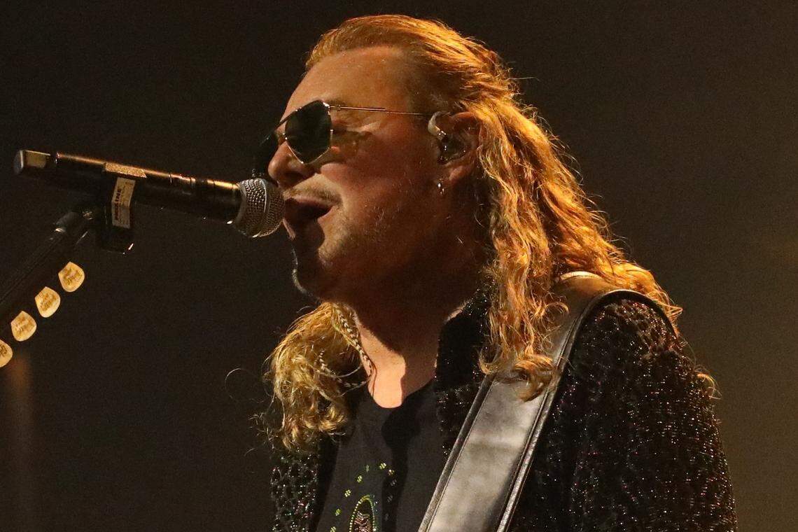 Maná's lead singer and guitarist, Fher Olvera, during his "Vivir sin Aire" tour at the Save Mart Center on Friday, November 28, 2025 in Fresno. | El vocalista y guitarrista de Maná, Fher Olvera, durante su gira “Vivir sin Aire” en el Save Mart Center el viernes 28 de noviembre del 2025 en Fresno.
