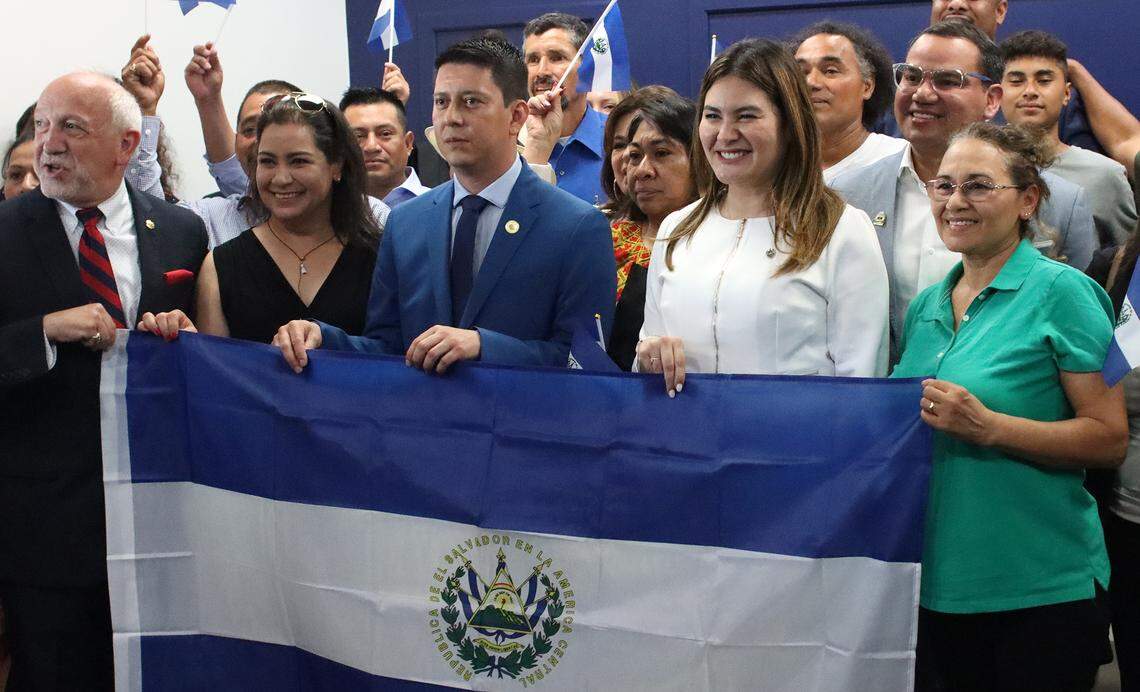 Consulado General de El Salvador de la nueva oficina de Fresno, Wilbur Alemán (en medio con corbata) celebra la apertura del consulado el 6 de junio de 2022. A su izquierda (de blanco) está Cindy Mariella Portal, Viceministra de Migración y Movilidad Humana de El Salvador .