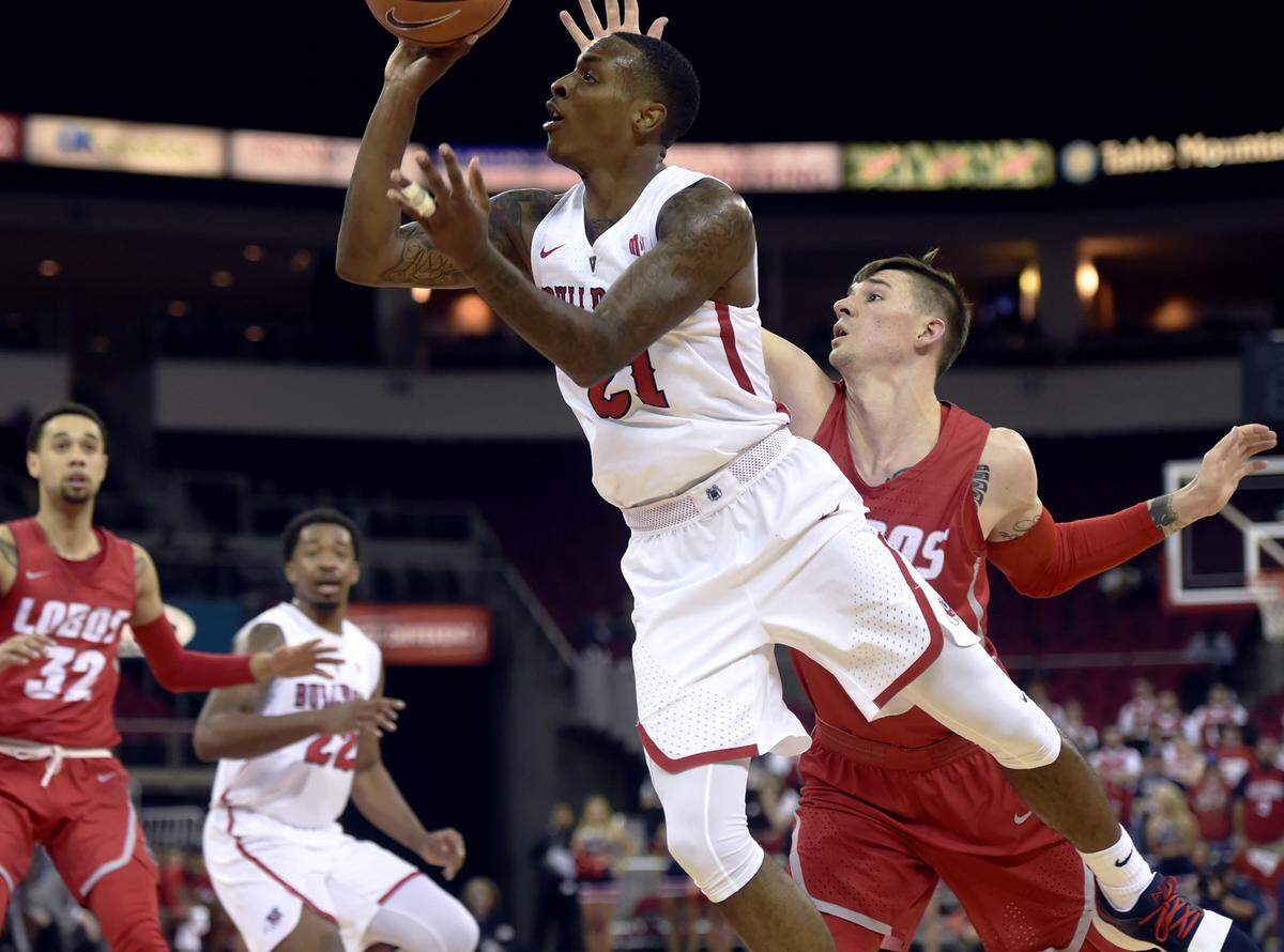 Deshon Taylor (center), shown here in an archive photo, scored a team-high 26 points and shot 5-of-8 behind the arc in Fresno State’s 81-73 win Saturday at New Mexico.