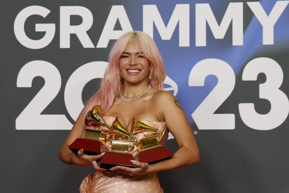 La cantante colombiana Karol G posa con los tres premios conseguidos, , mejor álbum del año, mejor álbum de música urbana y mejor fusión/interpretación urbana, durante la gala anual de los Latin Grammy celebrada el 16 de noviembre 2023 en Sevilla.