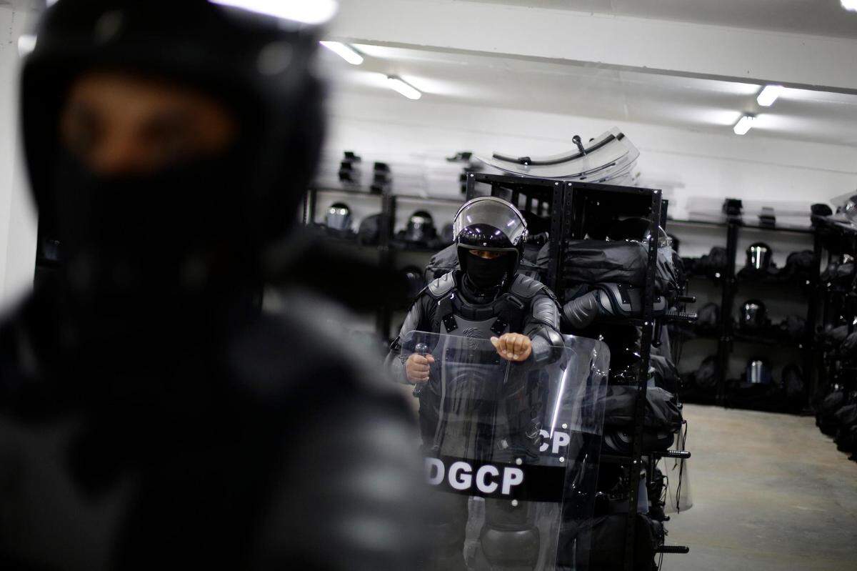 Fotografía de guardias en el interior del Centro de Confinamiento del Terrorismo (CECOT), la nueva cárcel construida por el gobierno de El Salvador, hoy, en Tecoluca (El Salvador). De concreto y hierro. Con esos materiales principalmente está construida la cárcel más grande de El Salvador y de América que tiene una capacidad para hasta 40.000 pandilleros de la Mara Salvatrucha (MS13), Barrio 18 y otros grupos minoritarios, quienes permanecerán totalmente aislados y con máxima seguridad.