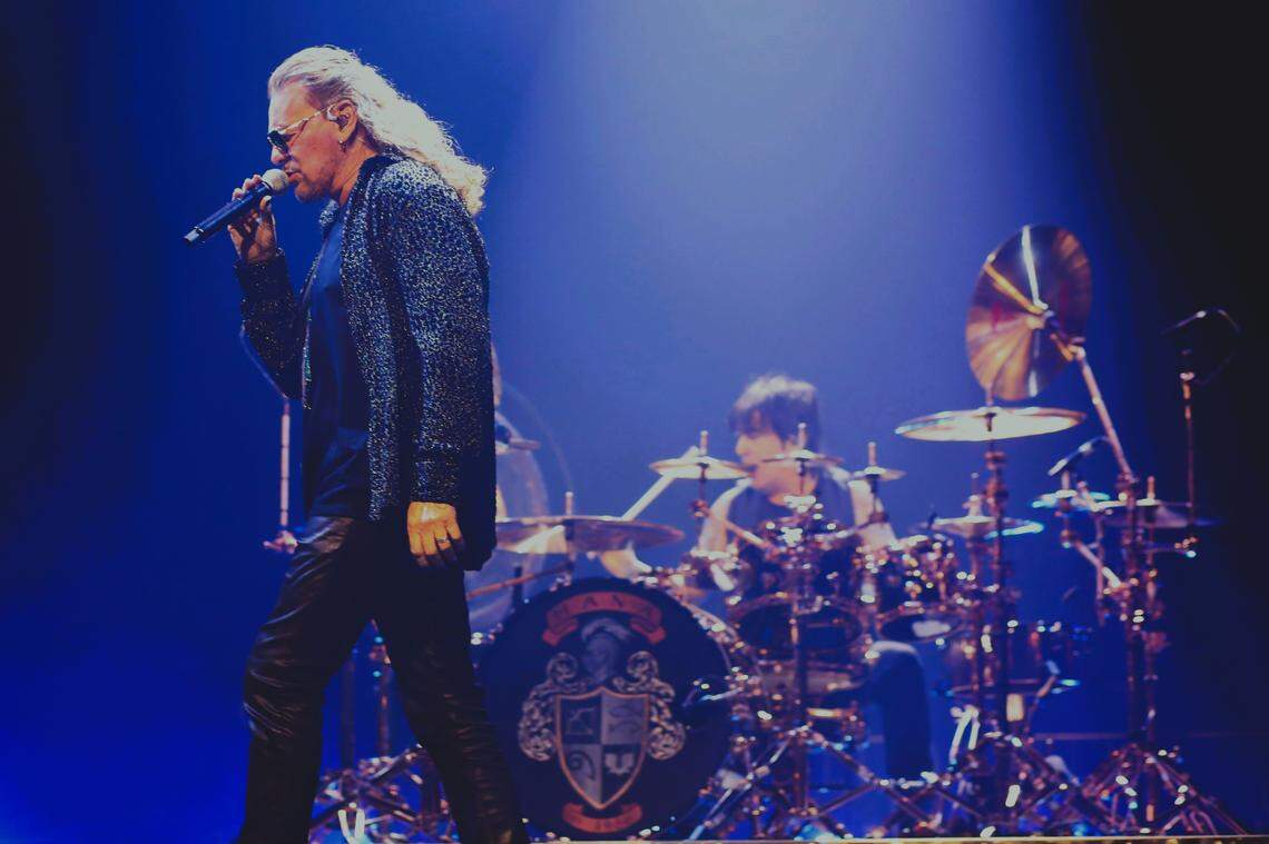 Maná's lead singer and guitarist, Fher Olvera, during his "Vivir sin Aire" tour at the Save Mart Center on Friday, November 28, 2025 in Fresno. | El vocalista y guitarrista de Maná, Fher Olvera, durante su gira “Vivir sin Aire” en el Save Mart Center el viernes 28 de noviembre del 2025 en Fresno.