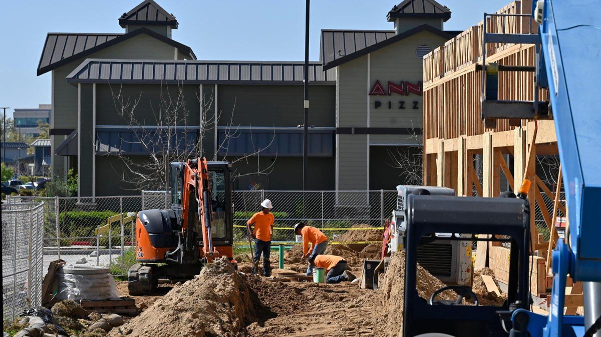 A new 12,000-square-foot building is under construction at the Park Crossing shopping center near Friant Road and Audubon Drive. The building will house a mix of retail and restaurants.