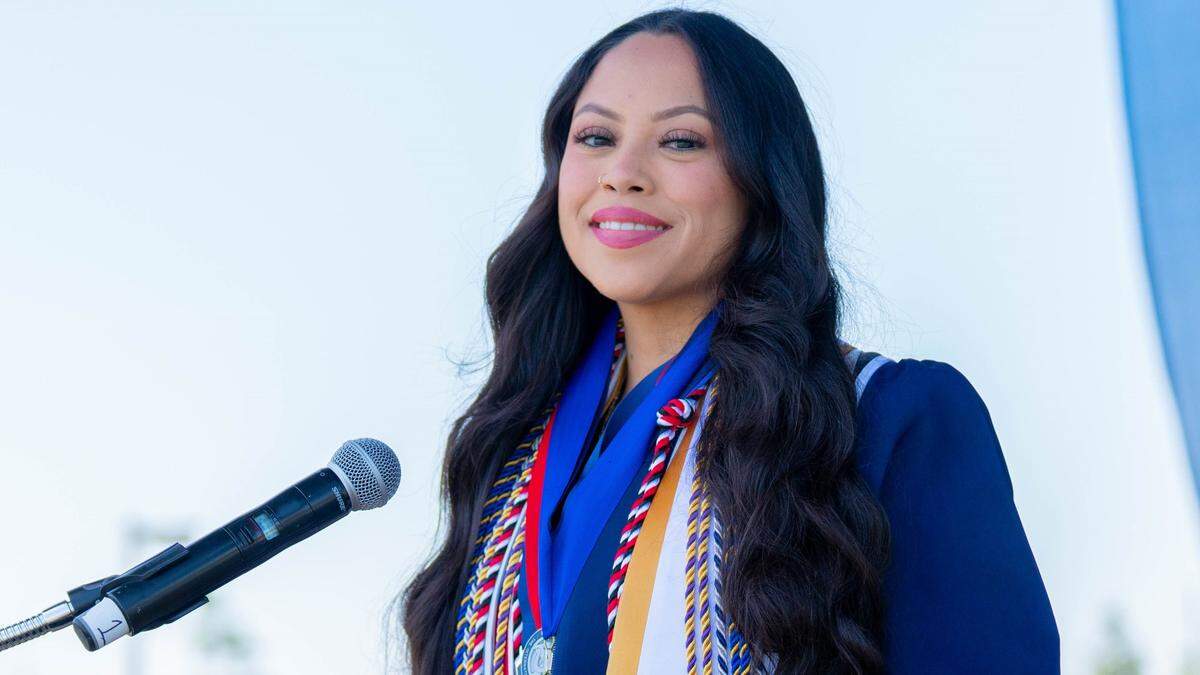 La oradora Kimberly Farías, estudiante universitaria mexicano-estadounidense de primera generación, el 11 de mayo durante el ensayo de su discurso en la UC Merced.