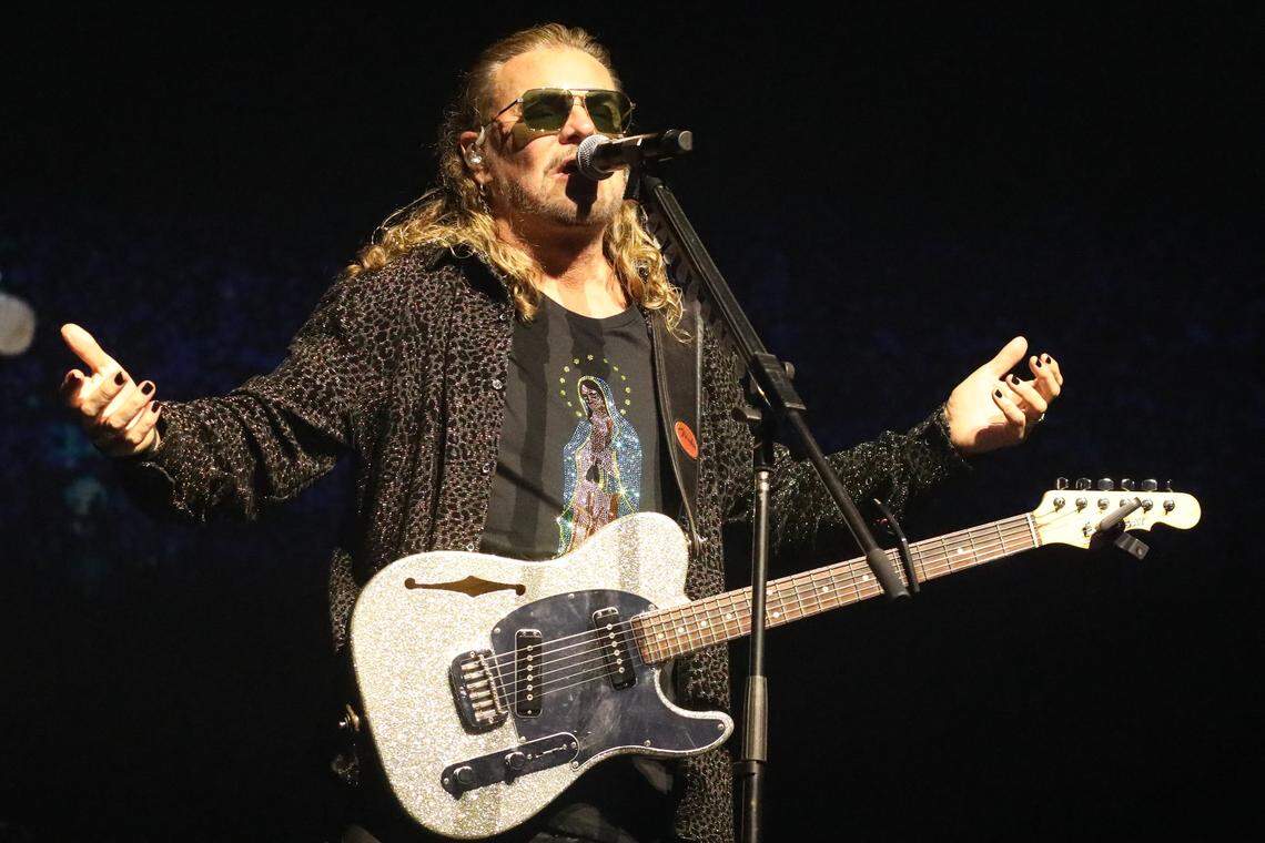 Maná's lead singer and guitarist, Fher Olvera, during his "Vivir sin Aire" tour at the Save Mart Center on Friday, November 28, 2025 in Fresno. | El vocalista y guitarrista de Maná, Fher Olvera, durante su gira “Vivir sin Aire” en el Save Mart Center el viernes 28 de noviembre del 2025 en Fresno.