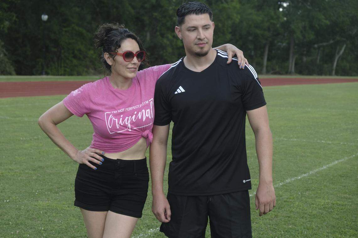 Romy Peniche como Carmen y Anthony Zuñiga como Javier en la comedia familiar ‘How the Gringo Stole Christmas’ (Cómo el gringo se robó la Navidad), un lanzamiento de Lionsgate.