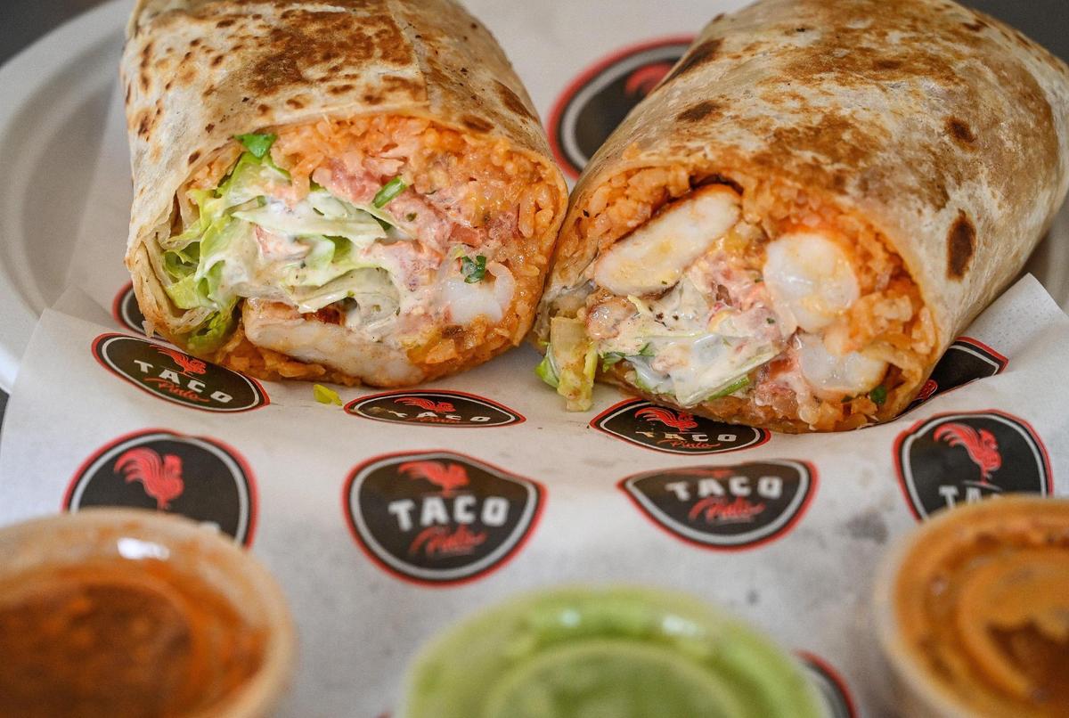 Un burrito de camarones a la parrilla de Taco Pinto, que puede ser acompañado por tres diferentes salsas caseras. Después de tener un camión de comida o un remolque desde 2019, Taco Pinto comenzó a servir el almuerzo en un local en West Shaw Avenue en North Van Ness Blvd. en Fresno.