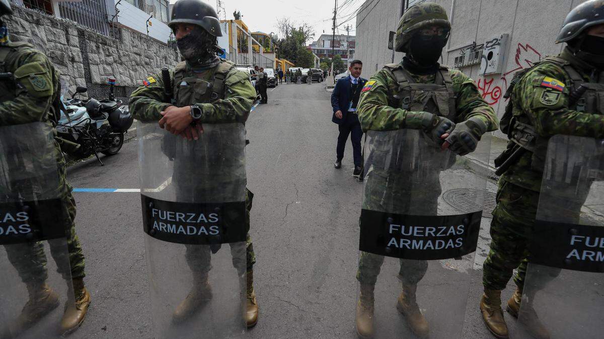 Militares custodian las zonas aledañas a la estación Radio Canela, a donde llegó el presidente de Ecuador, Daniel Noboa, para ofrecer declaraciones sobre la reciente ola de violencia en el país, hoy, en Quito (Ecuador). Noboa aseguró este miércoles que su país se encuentra en estado de guerra tras las acciones violentas protagonizadas por bandas del crimen organizado que le llevó a declarar el conflicto armado interno, y anticipó que no piensa negociar ni ceder ante estos grupos, a los que su Gobierno ha calificado como “terroristas”.