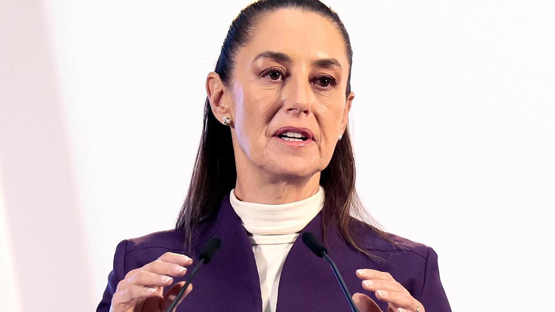 La presidenta de México, Claudia Sheinbaum, participa durante su conferencia de prensa matutina este lunes, en Palacio Nacional de Ciudad de México (México). La presidenta de México, Claudia Sheinbaum, reveló este lunes que su Gobierno contactará al equipo de transición del futuro mandatario de Estados Unidos, Donald Trump, y que “defenderá” a los migrantes mexicanos de ese país. 