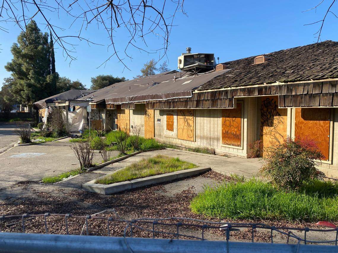 An office building at 695 W. Shaw Ave. sticks out in the Fig Garden neighborhood with its unkempt grass and walls covered in tagging on Wednesday, Jan. 26, 2022.