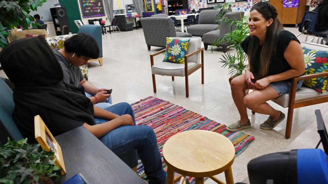 Re-engagement teacher Laura Walsh, right, chats with students at Yosemite Middle School’s Bear Cave, Tuesday, May 31, 2022 in this Fresno Bee file photo. Fresno Unified School District is among the multiple local education institutions hiring in 2023.