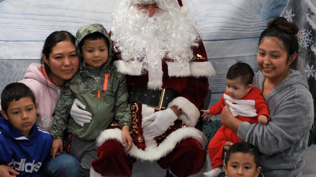 La Navidad llegó temprano para las hermanas Bahena y sus cuatros hijos del Distrito Escolar Unificado de Sanger gracias a la celebración de Navidad de la Familia Migrante del 2022 que se llevó a cabo el martes (6 de diciembre) en Sanger trayendo alegría y muchos regalos y sorpresas.  