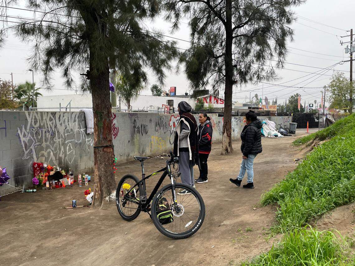 Se construyó un memorial con cruces, velas, flores y recuerdos para una pareja que murió en su tienda en un campamento cerca de Highway 180 en Abby Street en Fresno. Las autoridades creen que murieron por intoxicación por monóxido de carbono mientras intentaban mantenerse calientes.