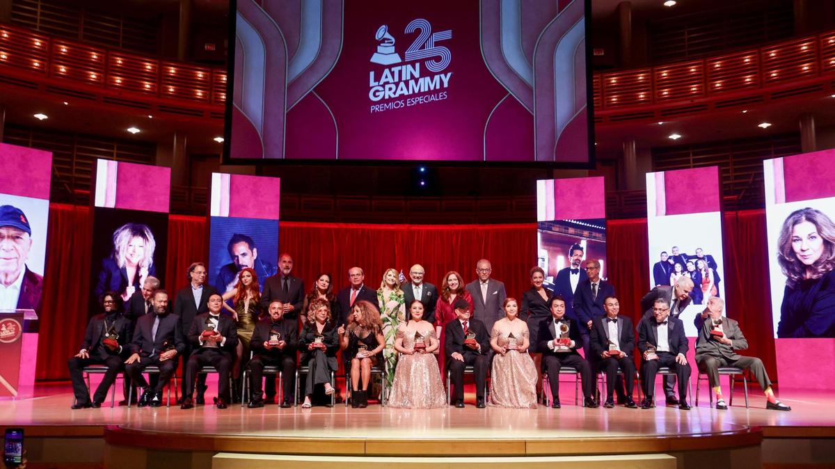 Fotografía cedida por la Academia Latina de la Grabación donde aparecen (De izq a der) Draco Rosa, Ángel ‘Cucco’ Peña, Carlos Álvarez, Elias ‘el Doc’ Mejía Avante, Paty Cantú, Alejandro Lerner, Eduardo Bergallo, Albita Rodríguez, Gloria Estefan, Eduardo Hütt, Lolita Flores, Eva Cebrián, Manuel Abud, Cristina Mejía Avante, Laura Tesoriero, Chucho Rincón, Manuel Tejada, Guadalupe Mejia Avante, Erika Ender, Pepe Mejía Avante, Alfredo Mejía Avante, Jose Mejía Avante, y Lulu Santos mientras posan al final del homenaje a las leyendas de la música latina de los Grammy latinos celebrado este domingo en el Teatro Arsh Center en Miami, Florida. La semana dedicada a los Latin Grammy comenzó este domingo en Miami con la entrega al premio a la Excelencia Musical a la cubana Albita, la española Lolita Flores, el argentino Alejandro Lerner, los mexicanos de Los Ángeles Azules y el puertorriqueño Draco Rosa.