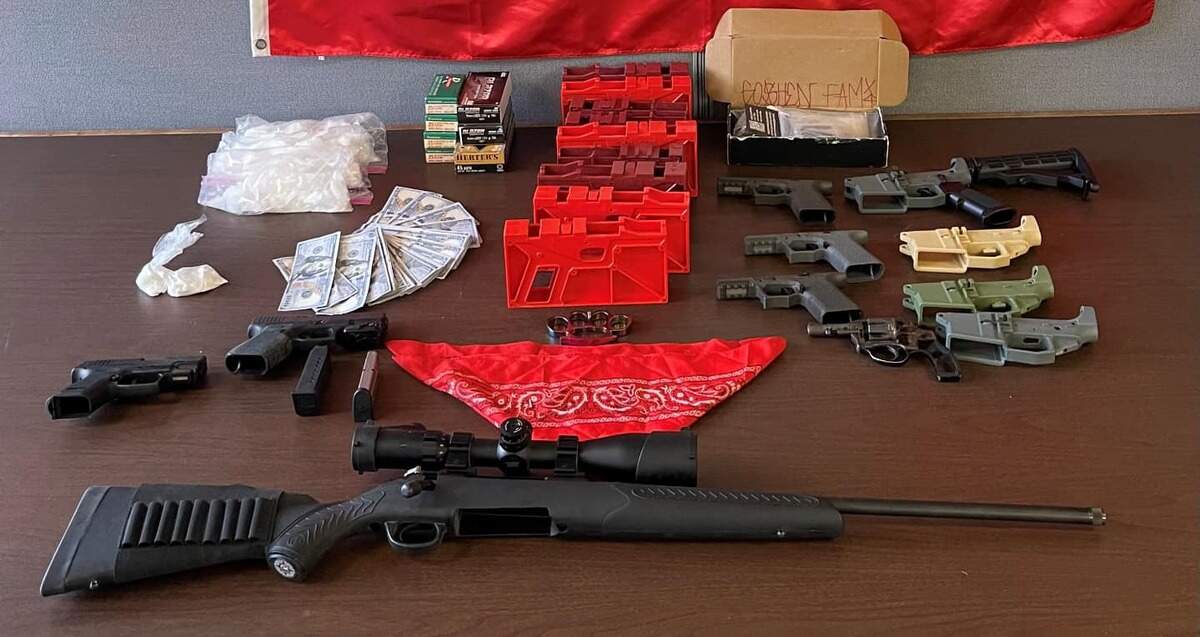 Ejemplos de los artículos confiscados en una operación ilegal de fabricación de armas imposibles de rastrear descubierta por la Policía del Condado de Tulare. Las incautaciones formaban parte de las múltiples órdenes de detención, cumplidas por al menos 17 fuerzas del orden del condado en el marco de la "Operación Pesadilla" a raíz del tiroteo de Goshen que se saldó con seis muertos, entre ellos un bebé.
