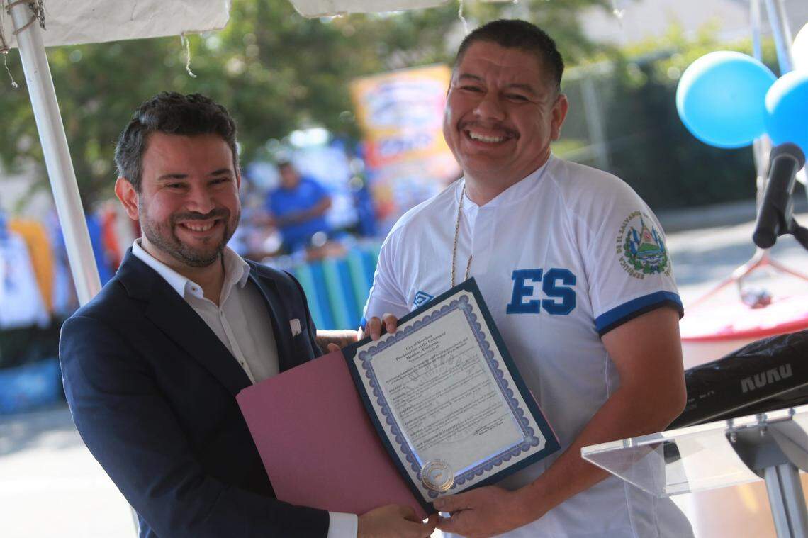 Jason Manuel Castro Olivares, cónsul general de El Salvador en Fresno junto a el alcalde de la ciudad de Mendota, Rolando Castro el sábado 17 de septiembre en las instalaciones del Consulado General de El Salvador en Fresno para celebrar por primera vez el Dia de la Independencia de su país natal, que este año conmemora 201 años.