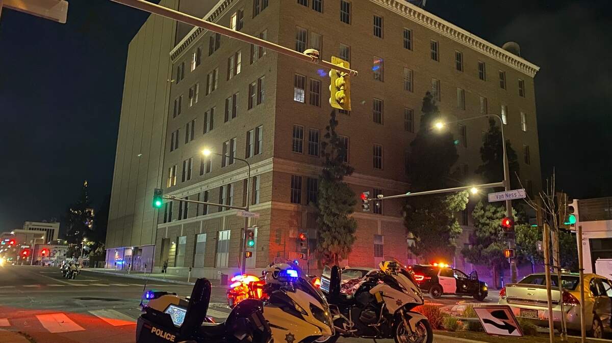 La policía investiga un choque entre dos vehículos,  uno de ellos robado antes de la colisión en Fresno, California, el domingo 31 de marzo de 2024.