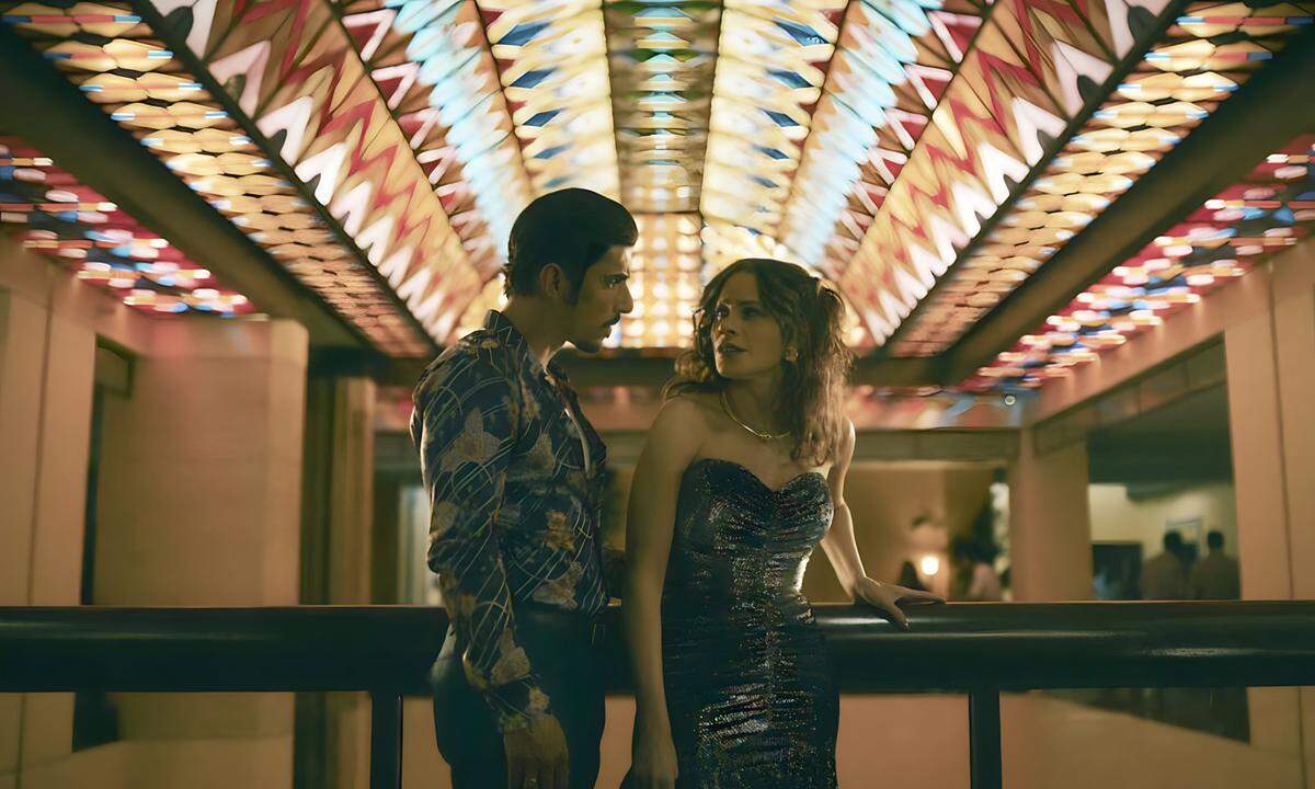 Fotograma cedido por Netflix donde aparece Sofía Vergara, como Griselda, y Alberto Guerra, como Darío, durante una escena de ‘Griselda’, la serie de Netflix sobre la famosa narcotraficante colombiana.