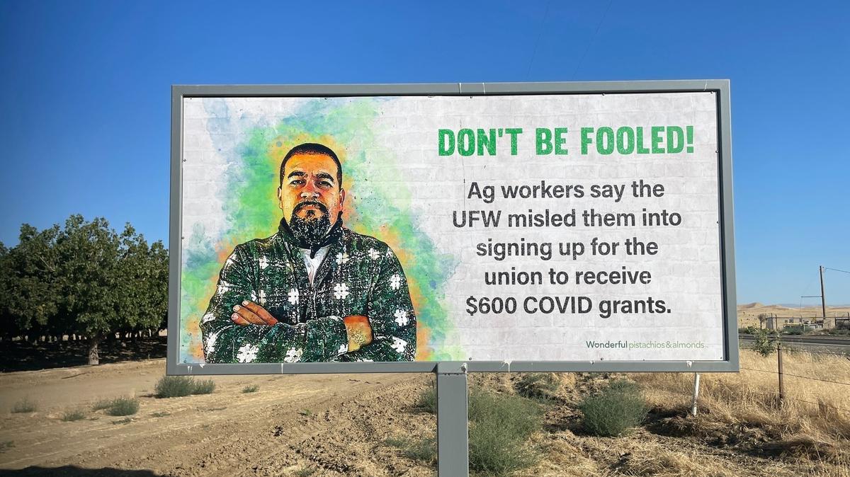 Una valla publicitaria patrocinada por Wonderful ubicada a lo largo de la Highway 33 en el Vondado de Kings dice que la UFW engañó a los trabajadores durante el proceso de sindicalización. Fotografiada el domingo 30 de junio de 2024.