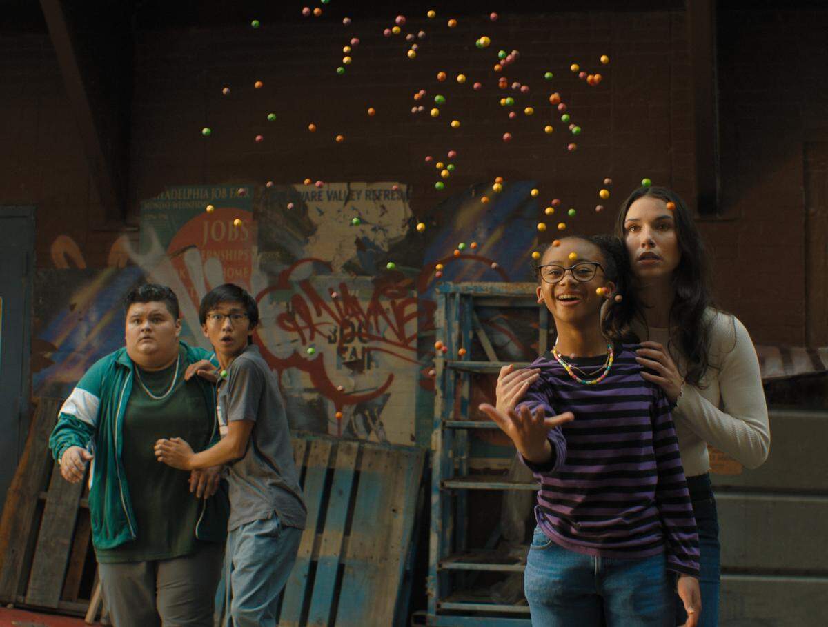 Jovan Armand, en el extremo izquierdo, retomó su papel del joven Pedro Peña en la exitosa secuela de Warner Bros. de 'Shazam! Fury of the Gods'.