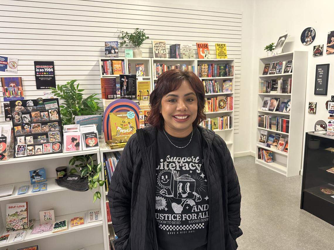 Ashley Mireles-Guerrero aparece dentro de la librería Judging by the Cover en el Barrio Chino de Fresno el jueves 12 de febrero de 2026. Mireles-Guerrero es propietaria de la librería junto con su esposo, Carlos Guerrero.