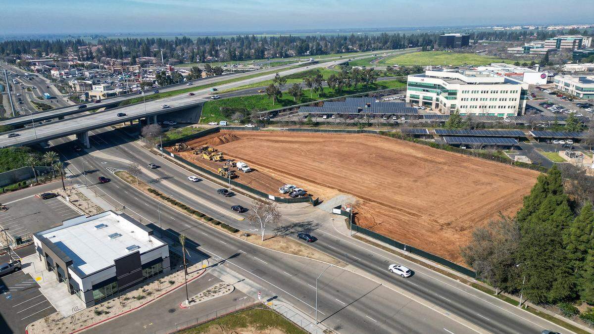 Construction grading is going on in an empty lot east of Freeway 41 at Nees Avenue near the River Park shopping center in north Fresno on Tuesday, Jan. 27, 2026.