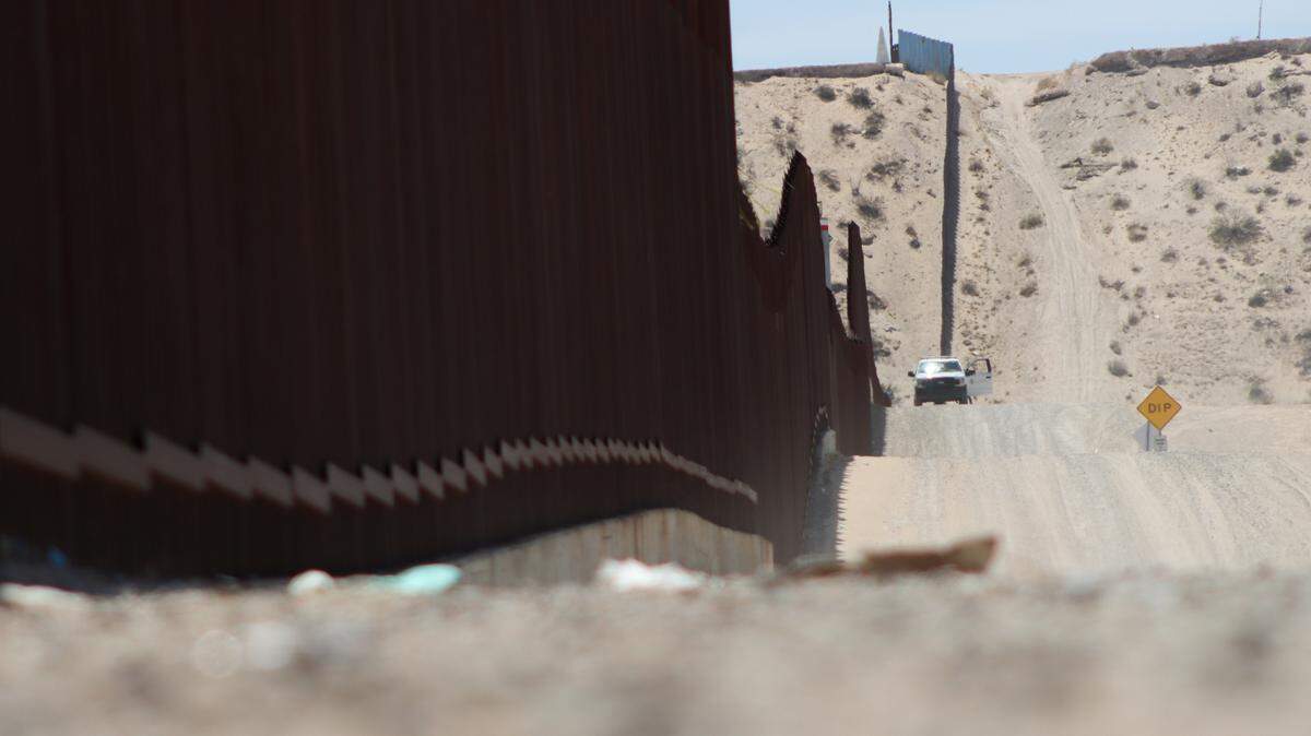 Fotografía que muestra el muro fronterizo cerca a la ciudad de Sunland Park, que limita con Ciudad Juárez, el 6 de junio de 2024 en Sunland Park, Nuevo México.