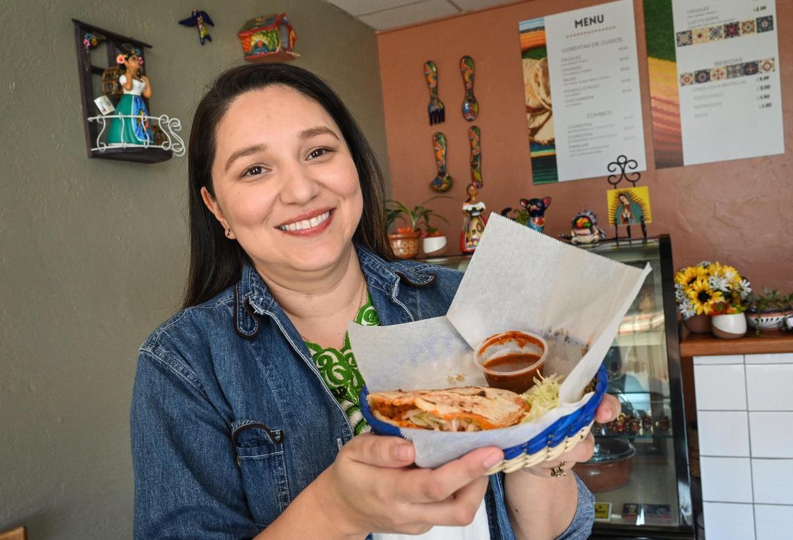 Lizett Pérez sostiene una de sus gorditas en su nuevo restaurante de Fresno, Lucy's Gorditas, el miércoles 19 de abril de 2023.