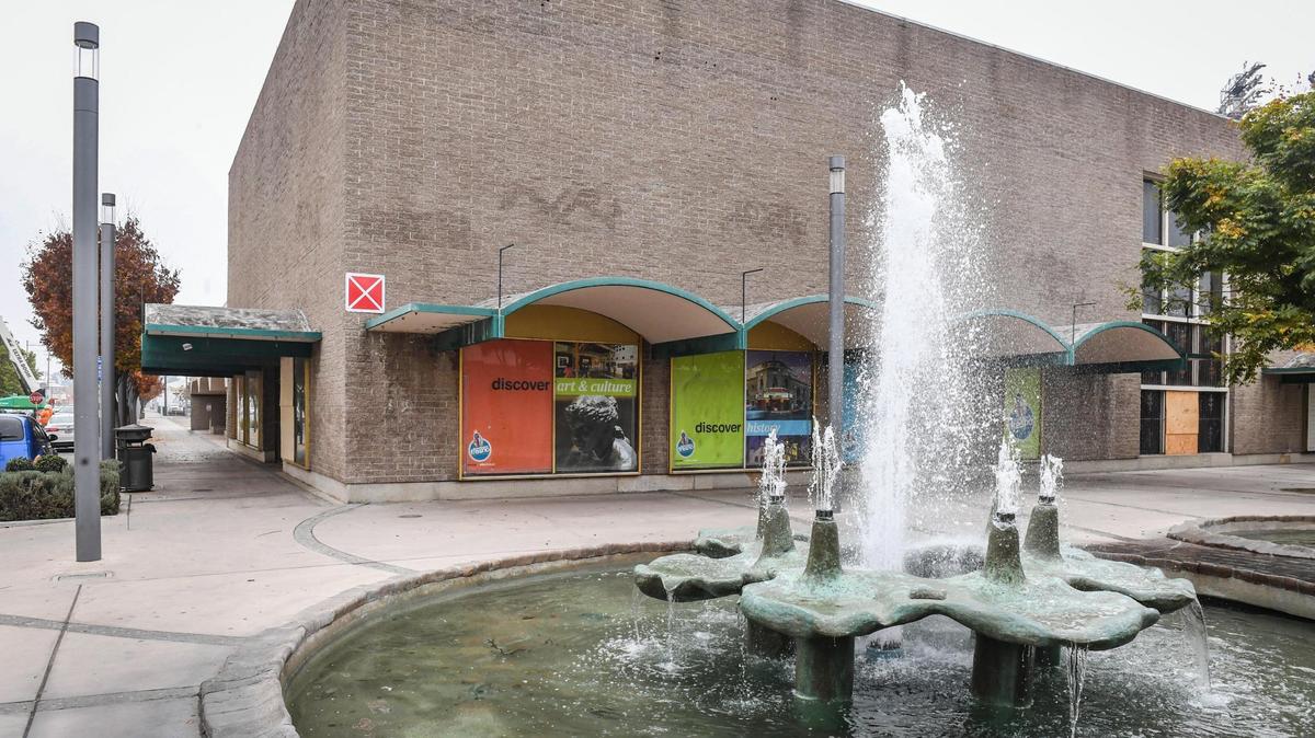 El 2 de mayo de 2024, la ciudad de Fresno acordó vender a la Fresno Area Hispanic Foundation el edificio Berkeley, ubicado en las calles Fulton y Kern, y que ha estado desocupado durante mucho tiempo. Los planes incluyen desarrollar espacio comercial y restaurante en el primer piso, y oficinas en el segundo piso.