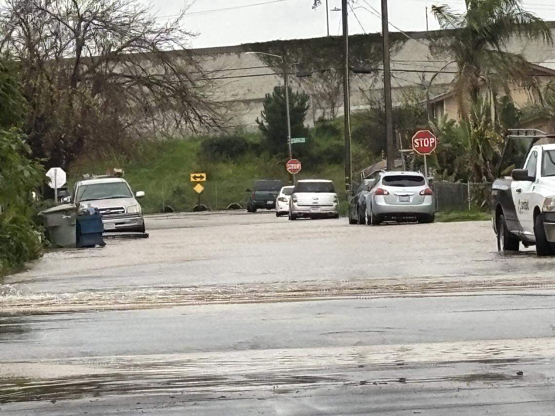 Olive and Bond avenues en Fresno, California estuvo inundada el lunes 16 de febrero de 2026.