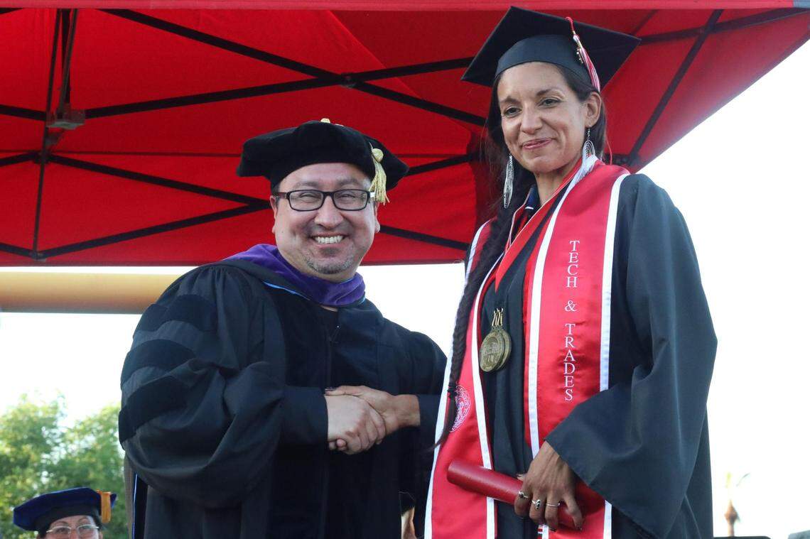 Ángela Ray Grantham se graduó como Medalla del Presidente Tony Cantú del Fresno City College con un título asociado en calefacción, ventilación y aire acondicionado. Grantham, de 40 años, espera abrir su propio negocio. También fue Medalla del Decano de la División de Tecnología Aplicada del FCC.