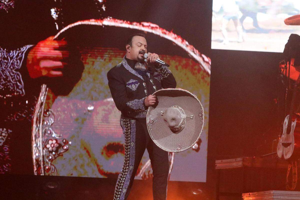 Pepe Aguilar returned alone to the stage with a show that did not disappoint his fans in the Central Valley, delighting his audience at the Save Mart Center in Fresno on Saturday, July 22 with hits from throughout his career during two hours of pure Mexican music.