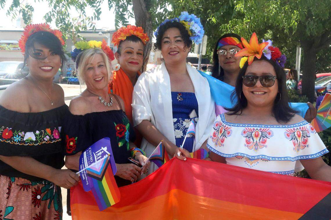 La activista independiente Rubí Juárez (con vestido azul y chal blanco), después de haber participado junto al Consulado de México en Fresno en el desfile Fresno Rainbow Pride Parade en el Distrito Tower el 3 de junio de 2023.