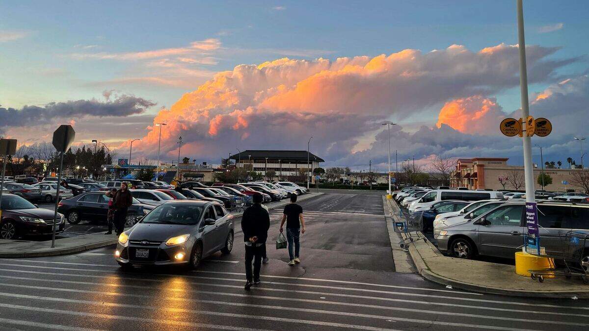 Nube de tormenta al norte de Fresno, vista el sábado por la tarde desde el estacionamiento de un centro comercial en el centro de Fresno.