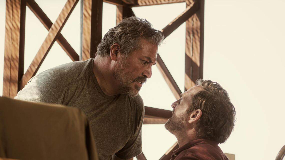 Los actores Julio César Cedillo como Chato y Josh Lucas como Paul, en la película de acción ‘El Demonio Negro’. 