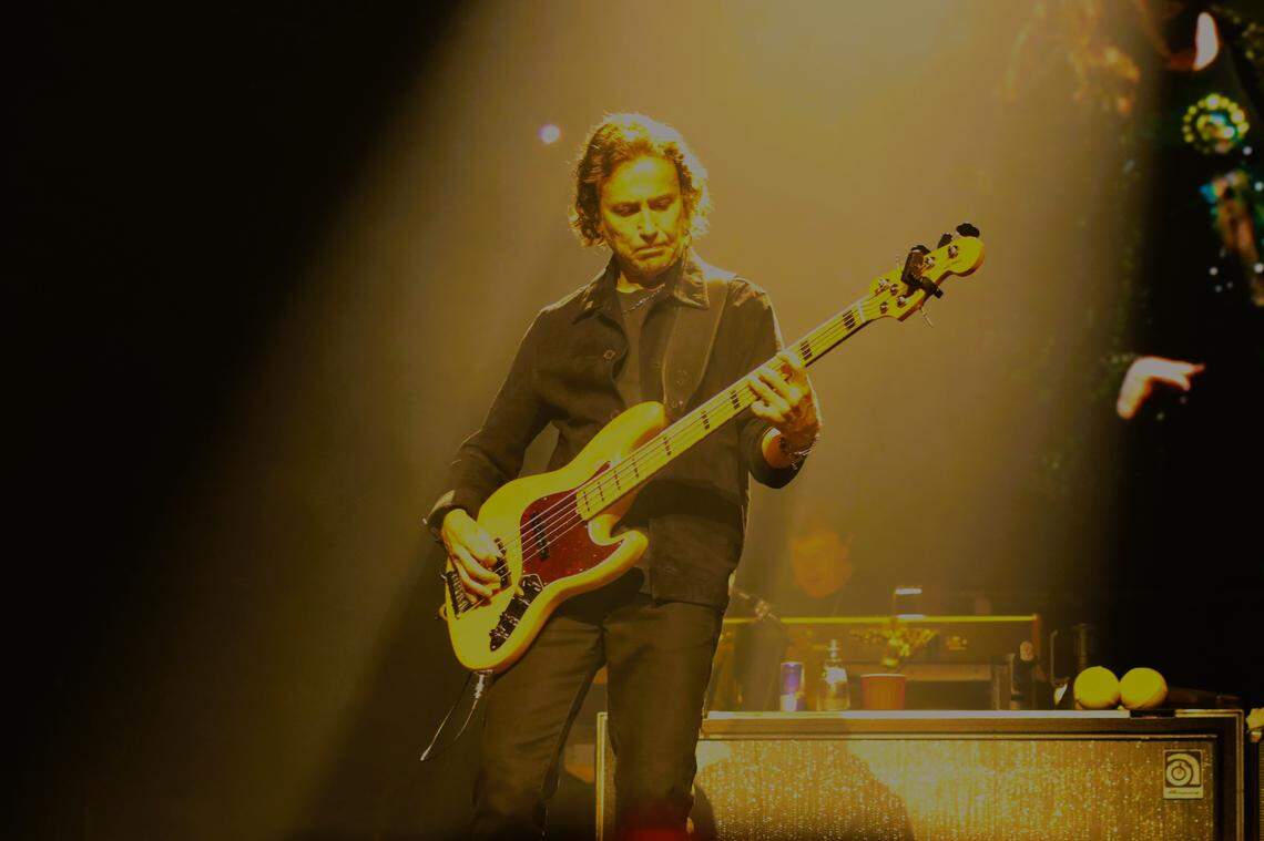 Maná bassist Juan Calleros during their “Vivir sin Aire” tour at the Save Mart Center on Friday, November 28, 2025 in Fresno. | El bajista de Maná, Juan Calleros, durante su gira “Vivir sin Aire” en el Save Mart Center el viernes 28 de noviembre del 2025 en Fresno.
