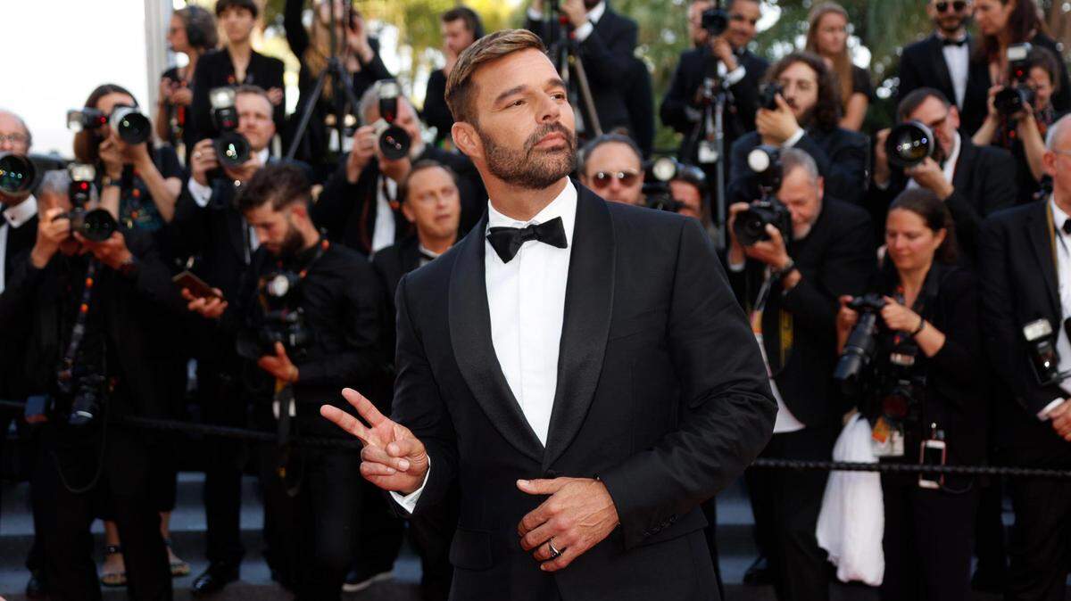 Fotografía de archivo del 25 de mayo de 2022 que muestra al cantante puertorriqueño Ricky Martin a su llegada a una alfombra roja durante la edición 75 del Festival Internacional de Cine de Cannes, en Cannes (Francia). El cantante Ricky Martin aseguró este jueves que “la verdad prevalece” tras el archivo de la orden de protección en su contra, un caso que, según dijo a Efe uno de sus abogados, ha dejado al artista “consternado, triste y herido”. En una publicación en sus cuentas de Twitter e Instagram, el artista escribió un breve mensaje en inglés “Truth prevails” (la verdad prevalece) junto a una imagen del comunicado de su equipo legal informando de la decisión judicial.