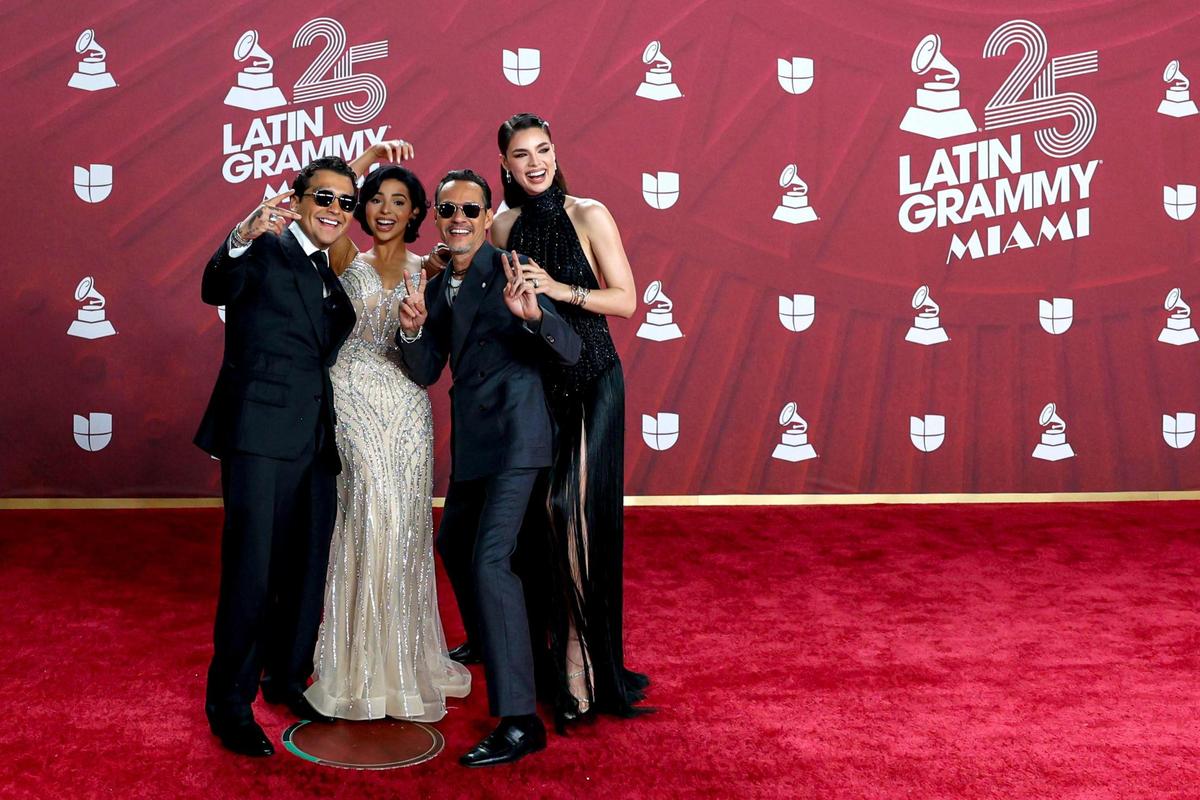 El cantante Marc Anthony (2d) y su esposa la modelo paraguaya Nadia Ferreira (d) y Cristian Nodal (i) y Ángela Aguilar (2i) posan en la alfombra roja de la 25 entrega anual de los Premios Latin Grammy celebrados este jueves en el Kaseya Center de Miami, Florida.