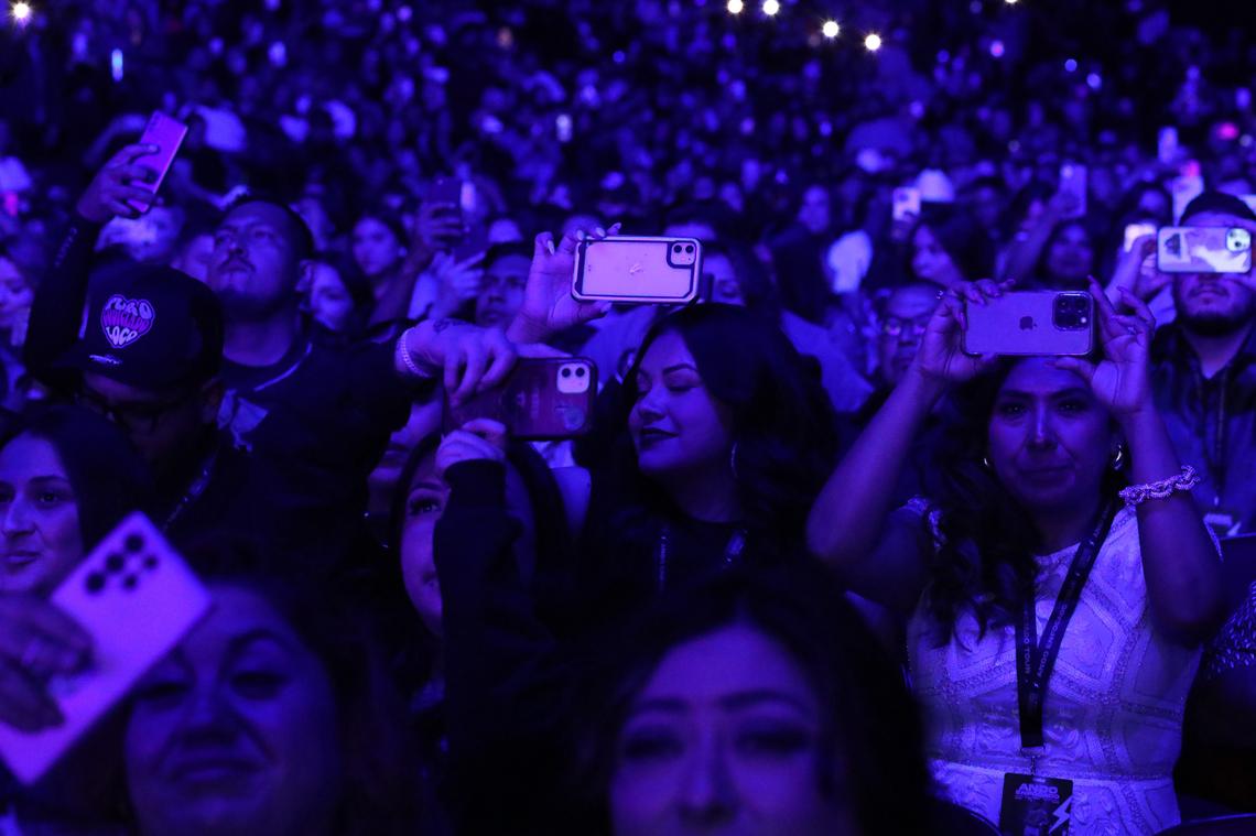 Fans toman video y fotos del cantante mexicano Erick Aragón –mejor conocido como Codiciado– quien se presentó el sábado 4 de mayo en el Save Mart Center de Fresno con su gira 'Ando Enfocado US Tour'.