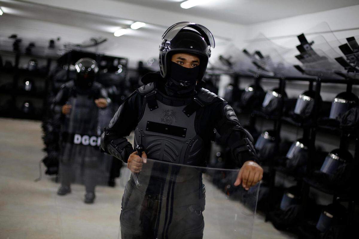 Fotografía de guardias en el interior del Centro de Confinamiento del Terrorismo (CECOT), la nueva cárcel construida por el gobierno de El Salvador, hoy, en Tecoluca (El Salvador). De concreto y hierro. Con esos materiales principalmente está construida la cárcel más grande de El Salvador y de América que tiene una capacidad para hasta 40.000 pandilleros de la Mara Salvatrucha (MS13), Barrio 18 y otros grupos minoritarios, quienes permanecerán totalmente aislados y con máxima seguridad.