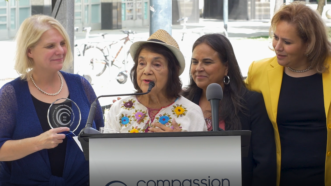 La icónica activista de los derechos civiles recibió el prestigioso premio Dolores Huerta Mission and Vision Award de Compassion & Choices, durante una recepción que se realizó el 25 de mayo en Sacramento.
