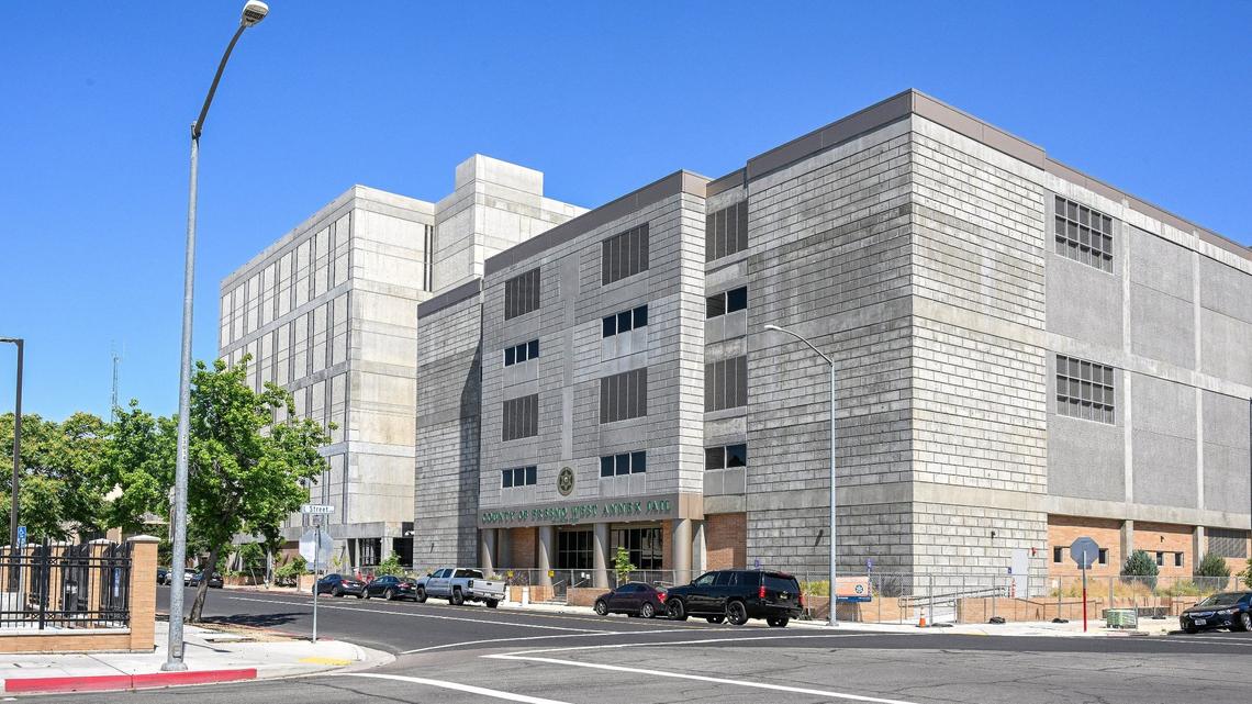 El nuevo edificio del Anexo Oeste de la Cárcel del Condado de Fresno se observa en la esquina de las calles Merced y L en el centro de Fresno, el miércoles 8 de mayo de 2024. Aún no está abierto, pero los funcionarios dicen que podría estarlo para finales de mes.