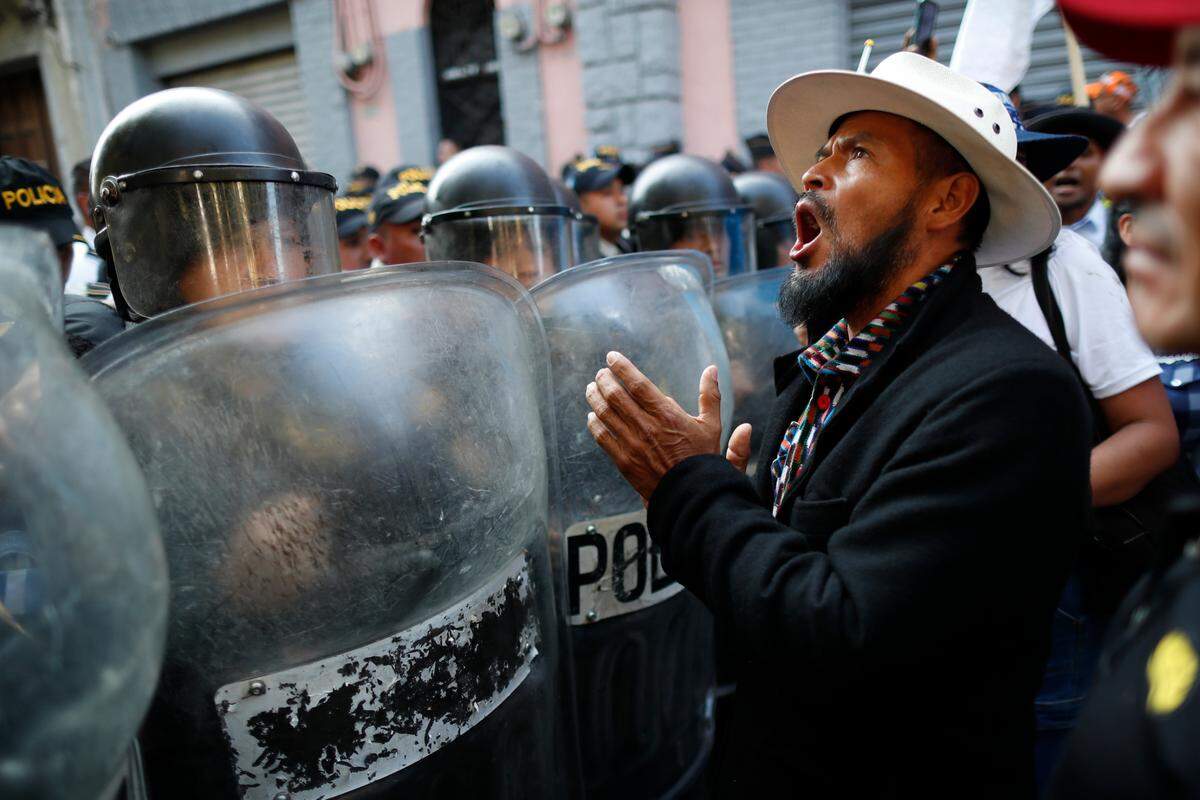Manifestantes se acercan a la línea policial durante una movilización para exigir que se garantice la investidura del presidente electo, Bernardo Arévalo de León, el 14 de enero, en Ciudad de Guatemala.
