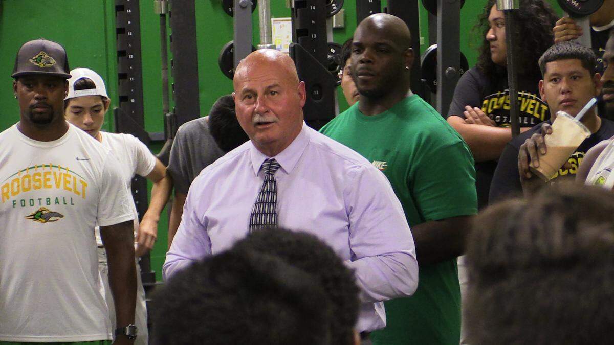 Fresno Mayor Jerry Dyer speaks to the Roosevelt High football team on Monday, Aug. 22, 2022.
