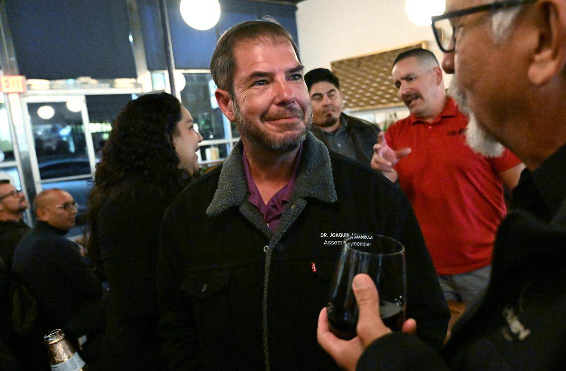 El Dr. Joaquín Arambula, en el centro, aparece en Moto Delicatessan and Bodega en la noche electoral, el martes 5 de noviembre de 2024, en Fresno. Arambula, demócrata de Fresno, es miembro de la Asamblea Estatal que representa el 31st Assembly District.