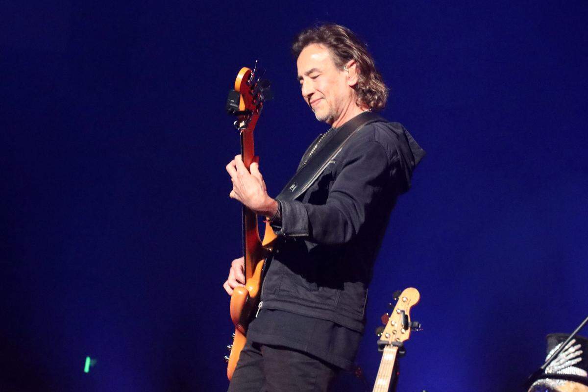 El bajista de Maná, Juan Calleros, se presenta durante su gira México Lindo y Querido en el Save Mart Center el viernes 1 de diciembre de 2023 en Fresno.