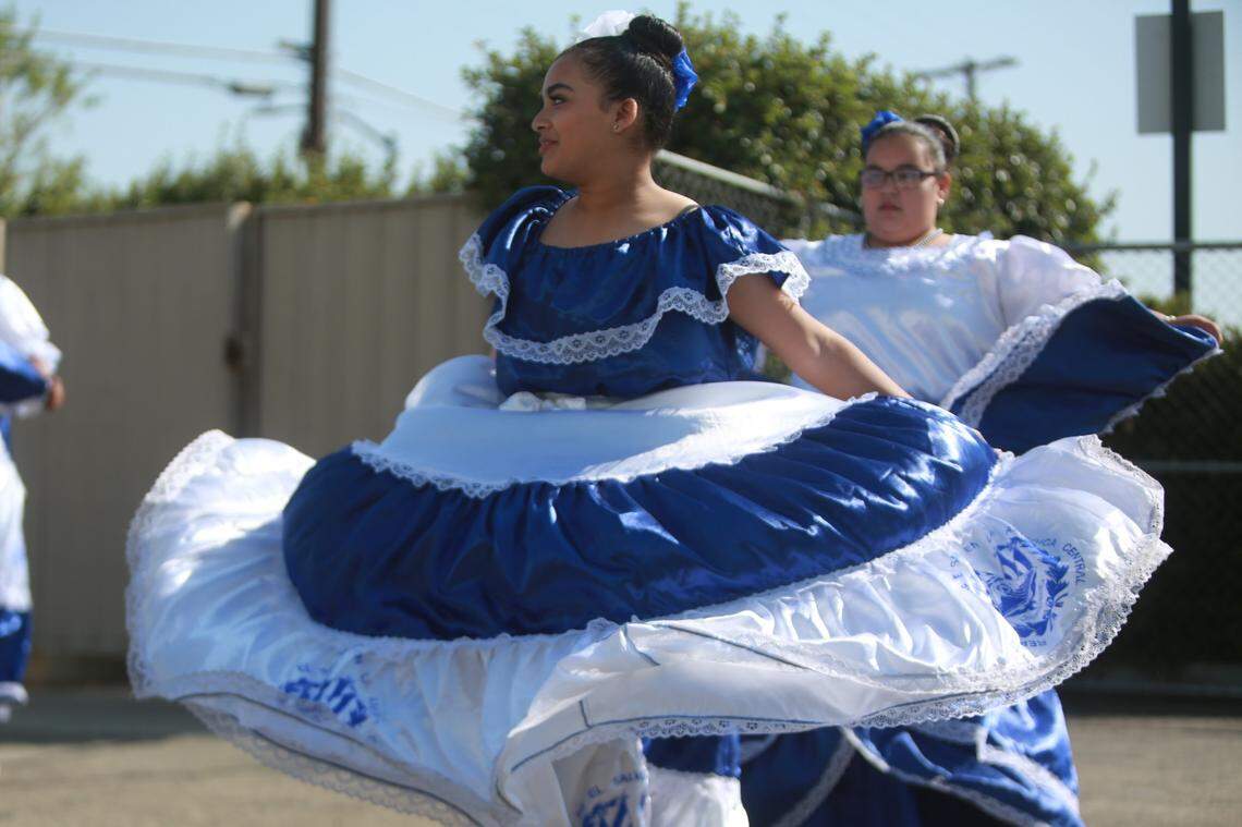 Guadalupe Torres y Jayden Barrera dos de las niñas que realizarón un baile salvadoreño el sábado 17 de septiembre en las instalaciones del Consulado General de El Salvador en Fresno para celebrar por primera vez el Dia de la Independencia de su país natal, que este año conmemora 201 años.el sábado 17 de septiembre en las instalaciones del Consulado General de El Salvador en Fresno para celebrar por primera vez el Dia de la Independencia de su país natal, que este año conmemora 201 años.